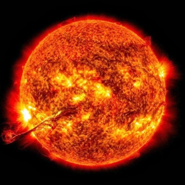 moon is 400x smaller than the sun